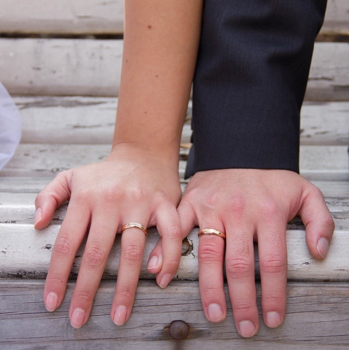 Руки супругов с кольцами