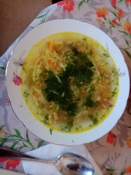 Вкусный куриный суп с вермишелью и горошком