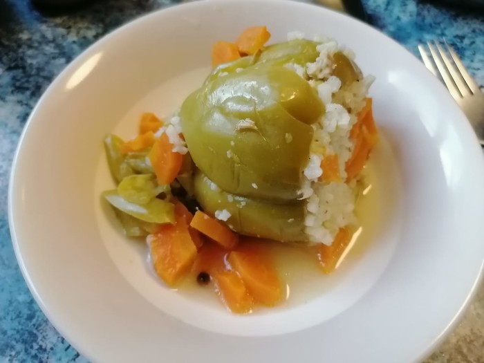Перец с овощами на тарелке