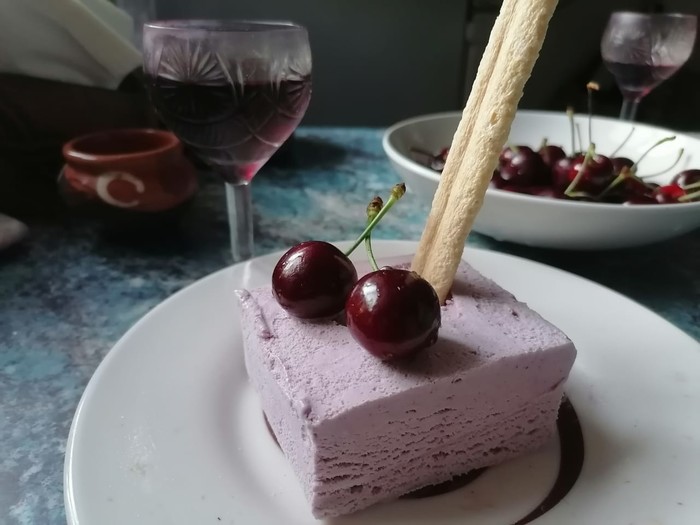 Десерт из ягод на блюдце