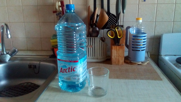 Бутылка питьевой воды на столе