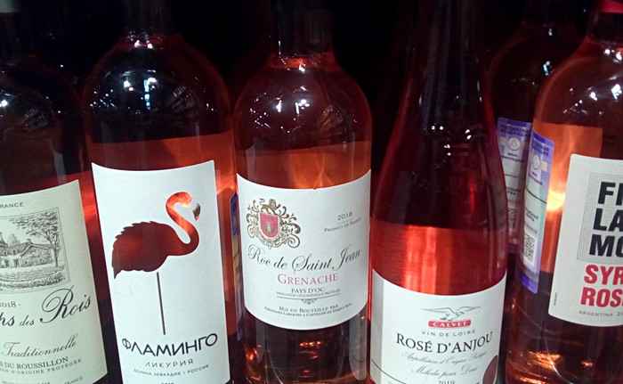 Бутылки розового вина в баре
