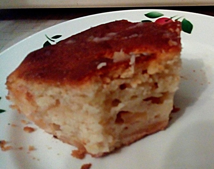 Кусок кекса из яблок на блюдечке