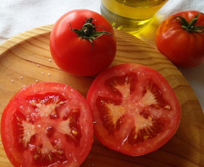 Свежие помидоры и растительное масло