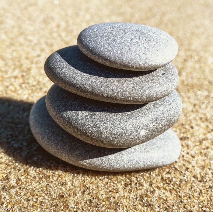 Камни собраны на песке