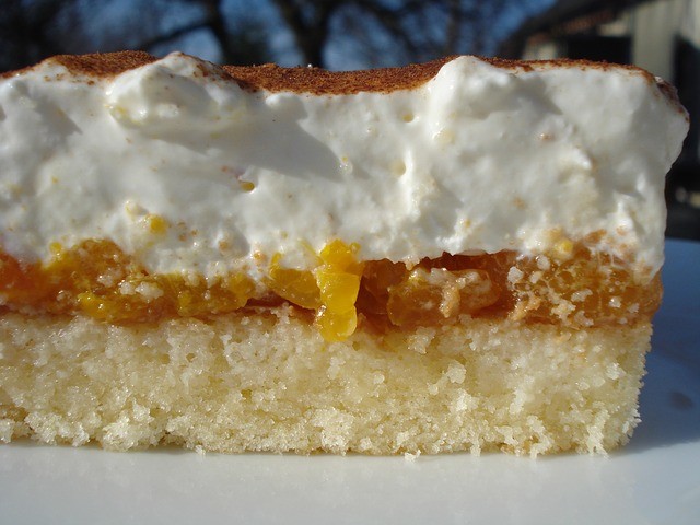 Кусок торта с мандарином