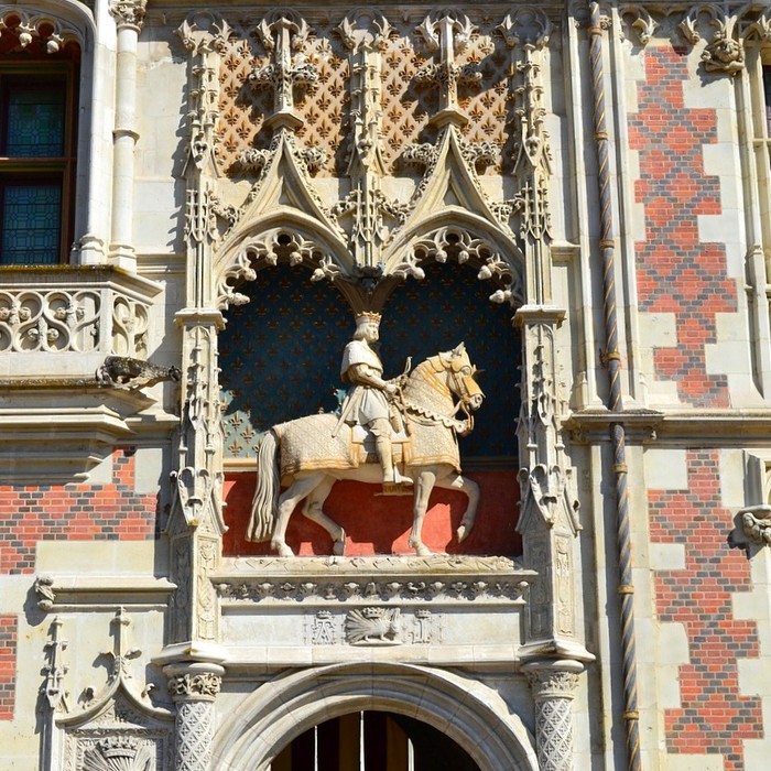 Горельеф на фасаде замка в Блуа