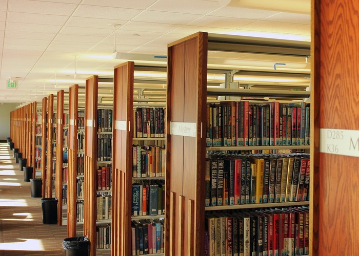 Книжные полки в библиотеке
