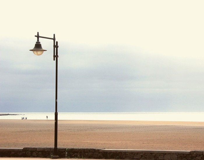Одинокий фонарь на пляже