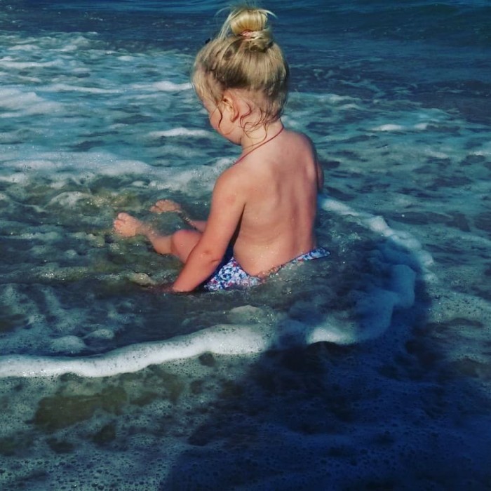Ребенок купается в жару